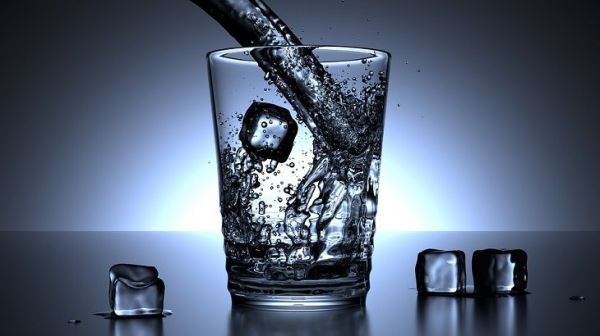 Диетологи развеяли миф о необходимости пить два литра воды в день