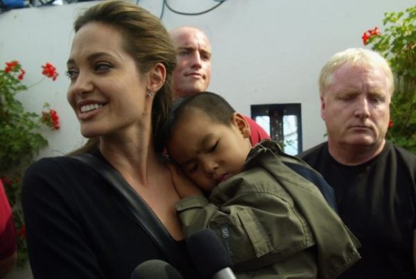 На фоне скандального расследования: почему Анджелина Джоли усыновила Мэддокса
