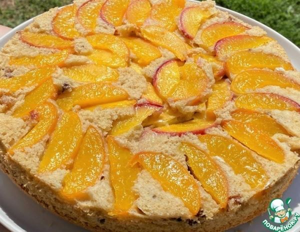 Персиковый пирог с орехами и изюмом